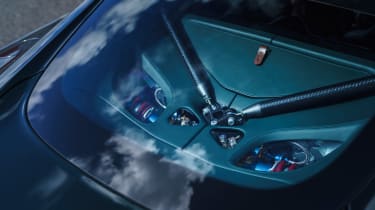 Aston Martin Victor – rear window