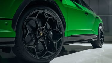 Lamborghini Urus Performante – green wheel