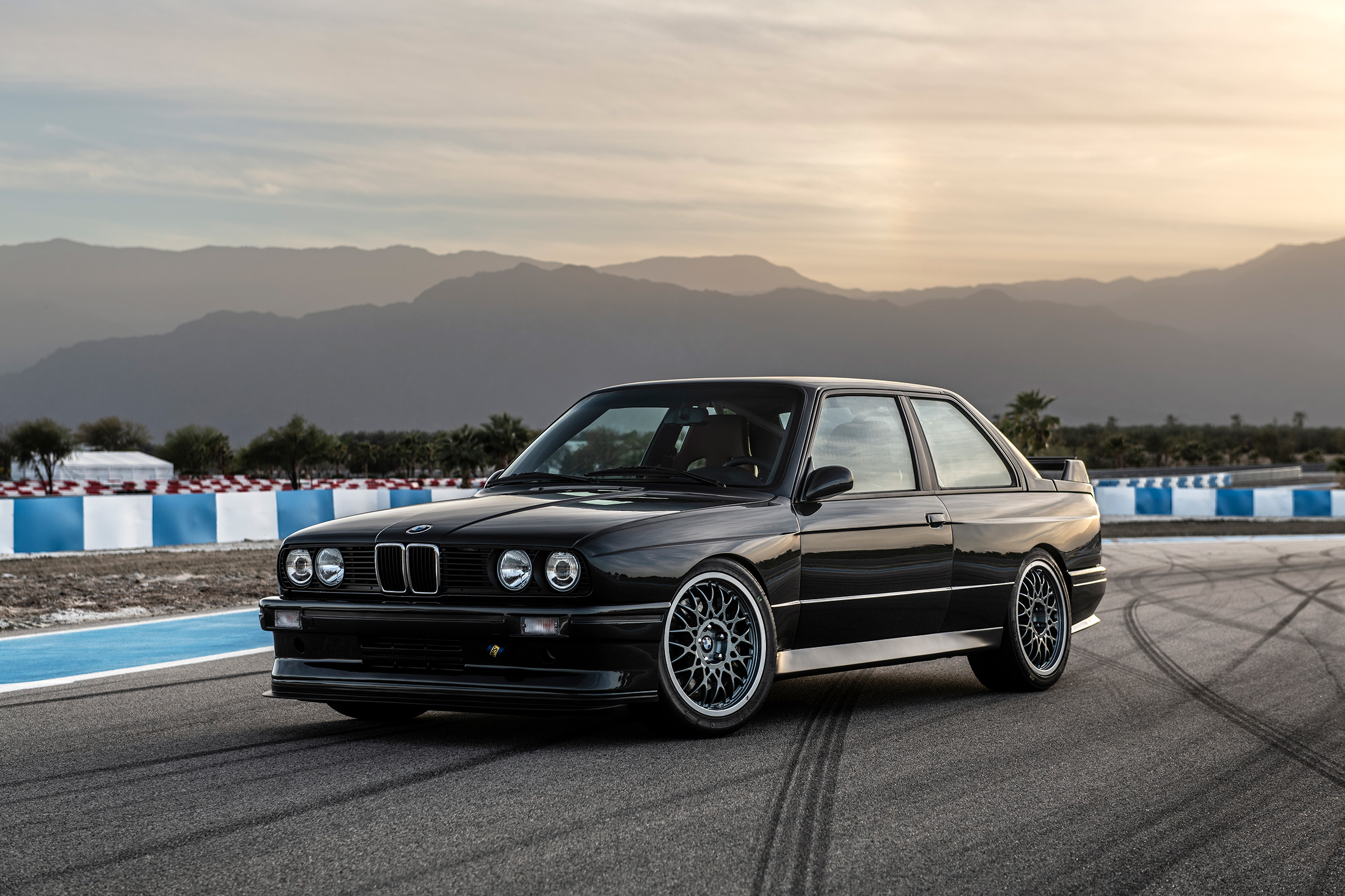 BMW chỉ sản xuất 781 chiếc xe E30 M3 Convertible và đây là một trong số  chúng