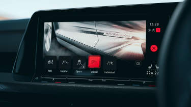 Volkswagen Golf GTI Clubsport – infotainment screen 