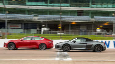 Tesla v R8 - profile