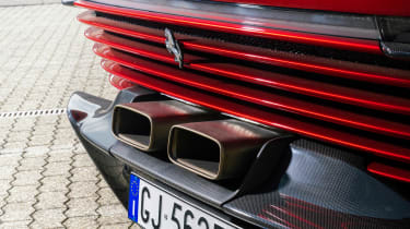 Ferrari SP3 Ionia – exhaust