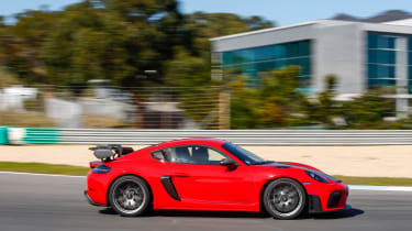 Porsche 718 Cayman GT4 RS – side tracking