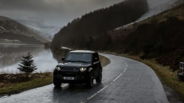 Land Rover Defender 90 V8 – front drone