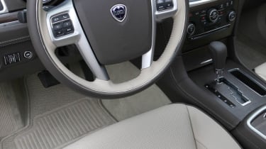 Chrysler 300C Lancia Thema steering wheel