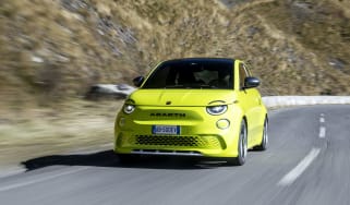Abarth 500e – front tracking