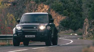 Land Rover Defender OCTA road