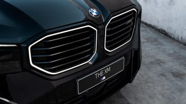 BMW XM Black – grille