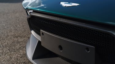 Aston Martin Victor – grille