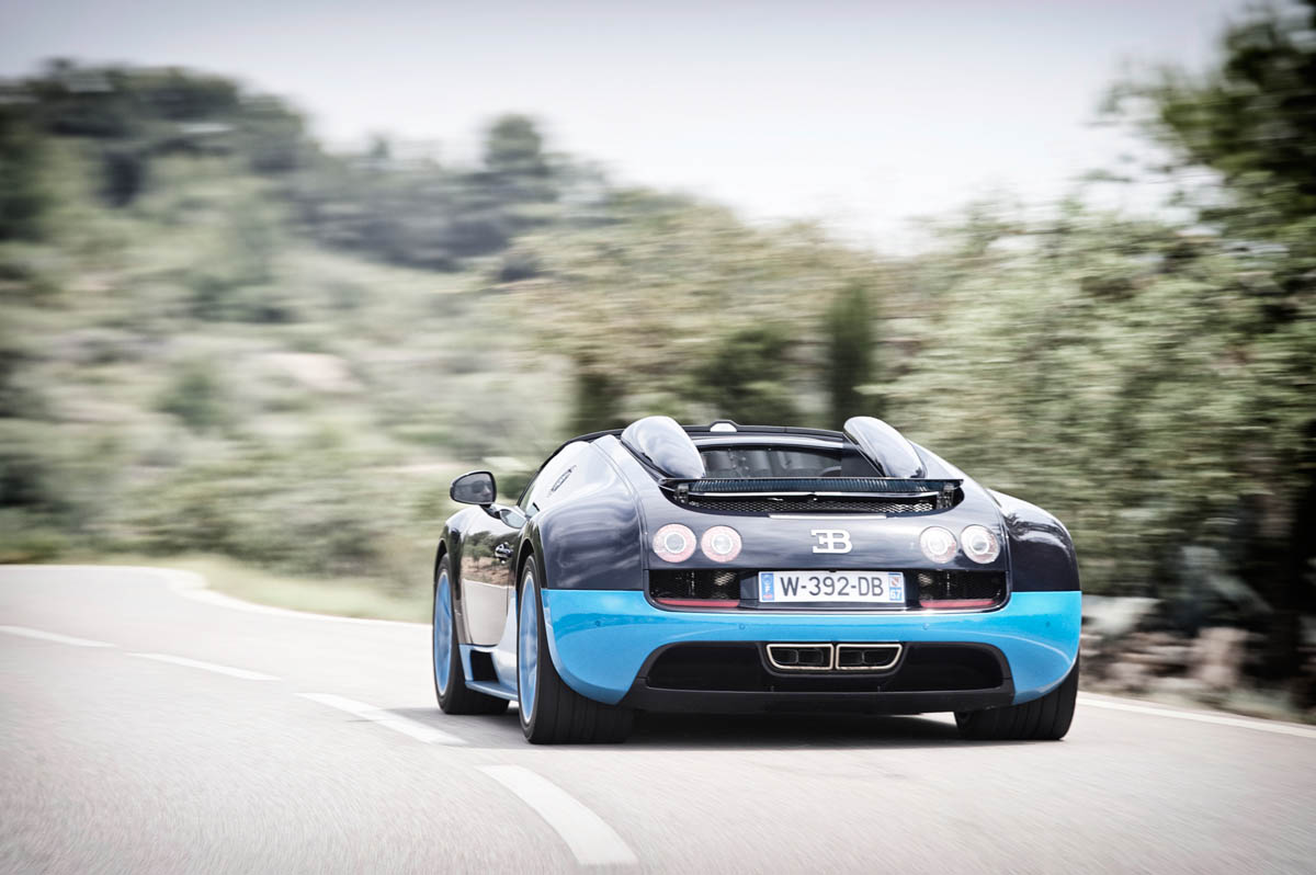 Pagani Huayra and Bugatti Veyron Vitesse video | Evo