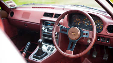 Mazda RX-7 FB – interior