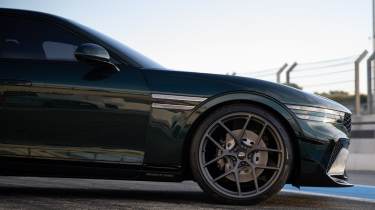 Genesis G90 Wingback