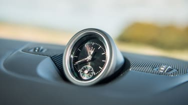 Maserati Levante - dash clock
