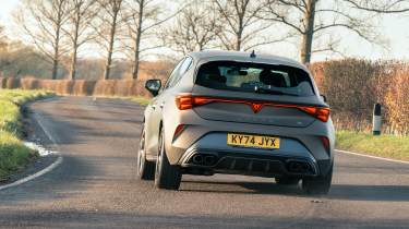 Volkswagen Golf GTI Clubsport v Cupra Leon 300 