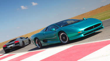 Lamborghini Murcielago LP640 v Jaguar XJ220