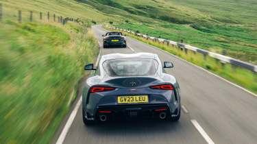 BMW Z4 M40i Handschalter v Toyota Supra – rear