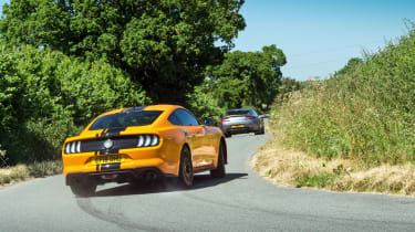 Ford Mustang 5.0 V8 GT v Aston Martin V8 Vantage
