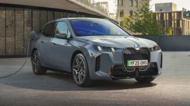 BMW iX 2025 – front chargingv