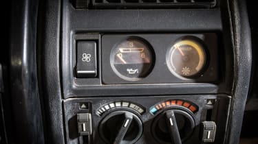  Renault 5 Turbo 2 Evolution Type 8221 – centre console