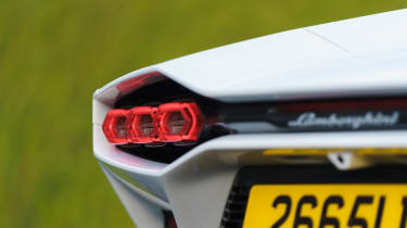 Lamborghini Countach LPI800-4 car pic gallery – rear light