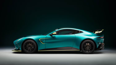 Aston Martin Vantage GT4 – side