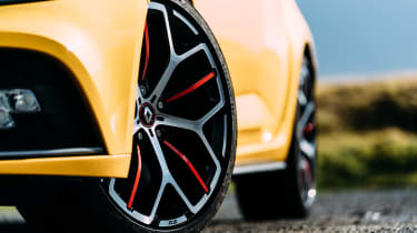 VW GTI TCR vs Megane RS Trophy - wheels