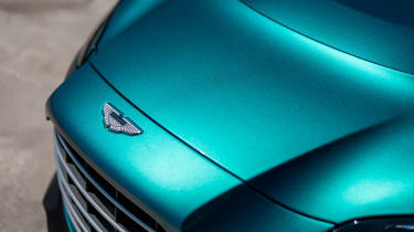 Aston Martin V12 Vantage Roadster – bonnet