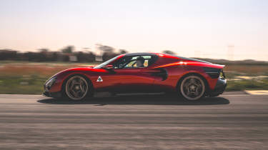 Alfa Romeo 33 Stradale – side