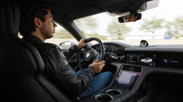Porsche Taycan facelift – interior driving