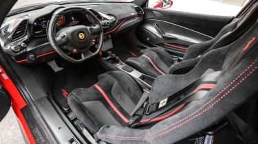 Ferrari 488 Pista – interior