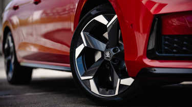 Skoda Superb review wheel