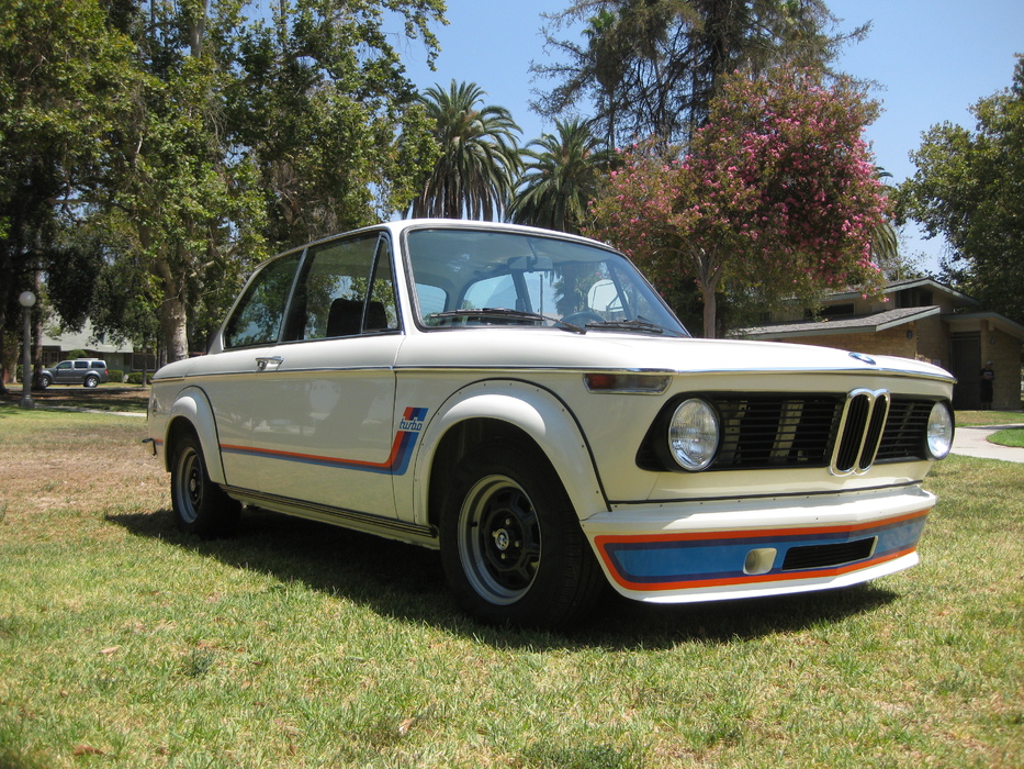  BMW Turbo cruzando la cuadra en Monterey