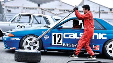 Nissan Skyline GT-R Calsonic wheel change in the pits