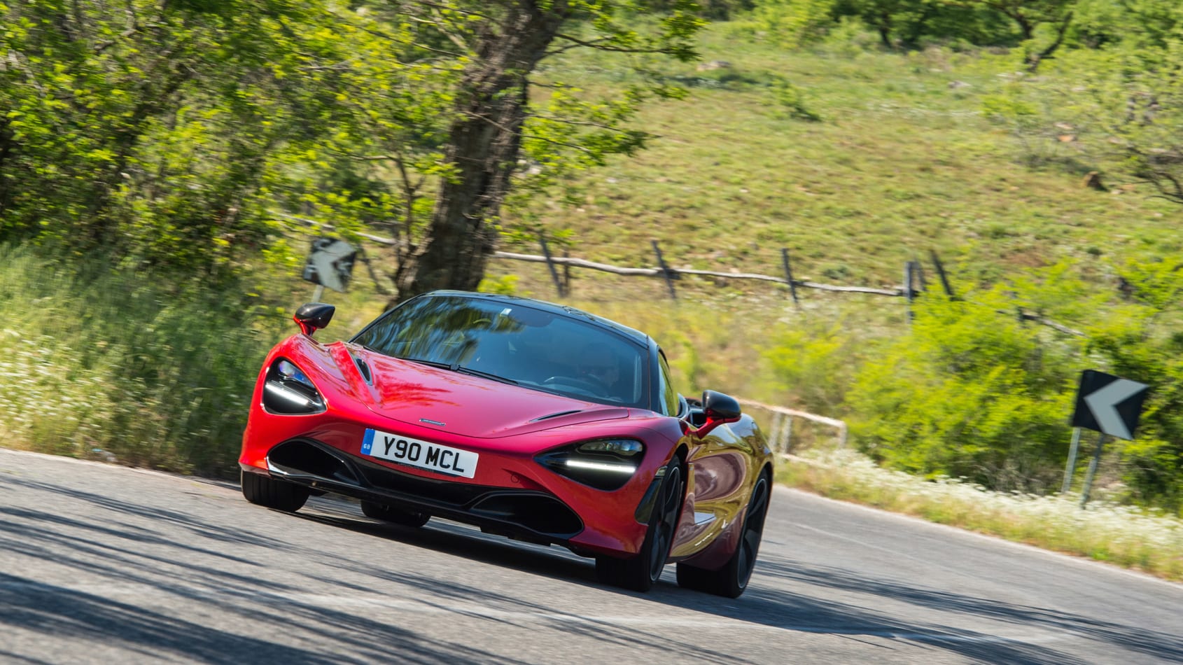 McLaren 720S на грунтовой дороге