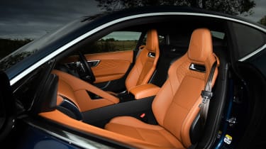 Jaguar F-Type P450 RWD – seats