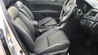 Suzuki Kizashi 2.4 Sport seats