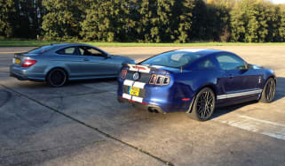 Ford Shelby GT500 Mustang vs Mercedes C63 AMG drag race video