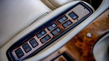 Aston Martin Vantage V550 – interior details