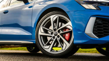 Audi S3 2022 – blue wheel