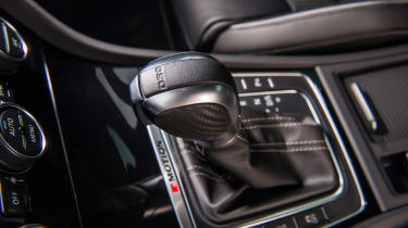 Volkswagen Golf R - gearshift