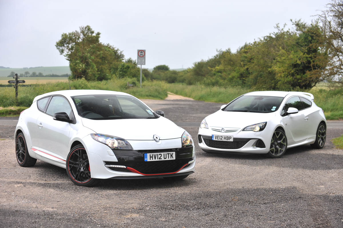 Renault Megane 265 vs Vauxhall Astra VXR drag race video and pictures