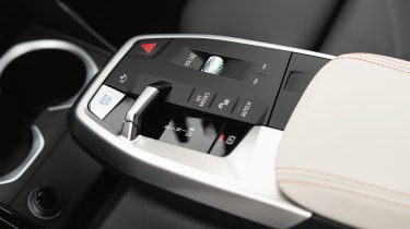 BMW iX2 xDrive 30 – centre console