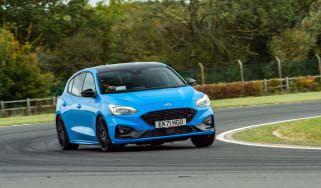 Ford Focus ST Edition on track – front cornering