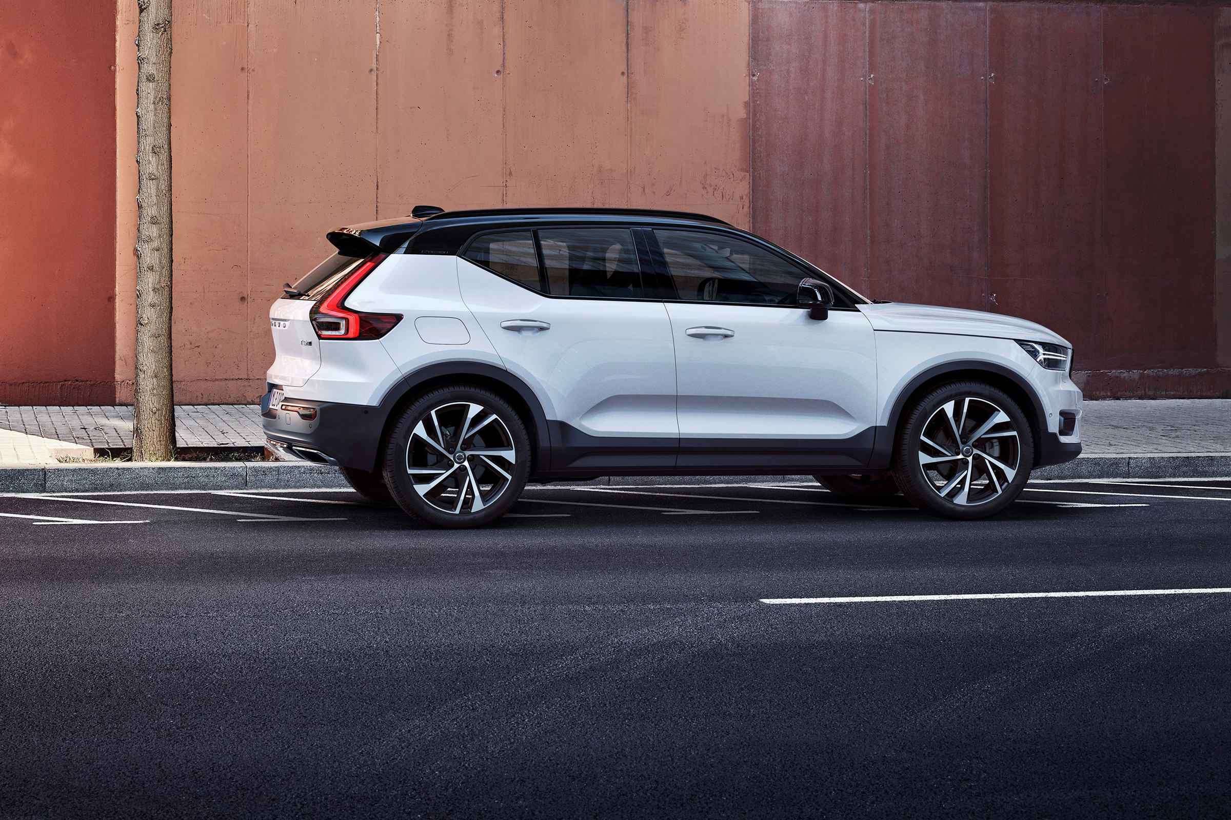 Volvo XC40 - Sweden’s take on the compact SUV officially uncovered | evo