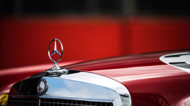 Mercedes-Benz 300 SEL 6.8 AMG ‘Rote Sau’ - Bonnet star