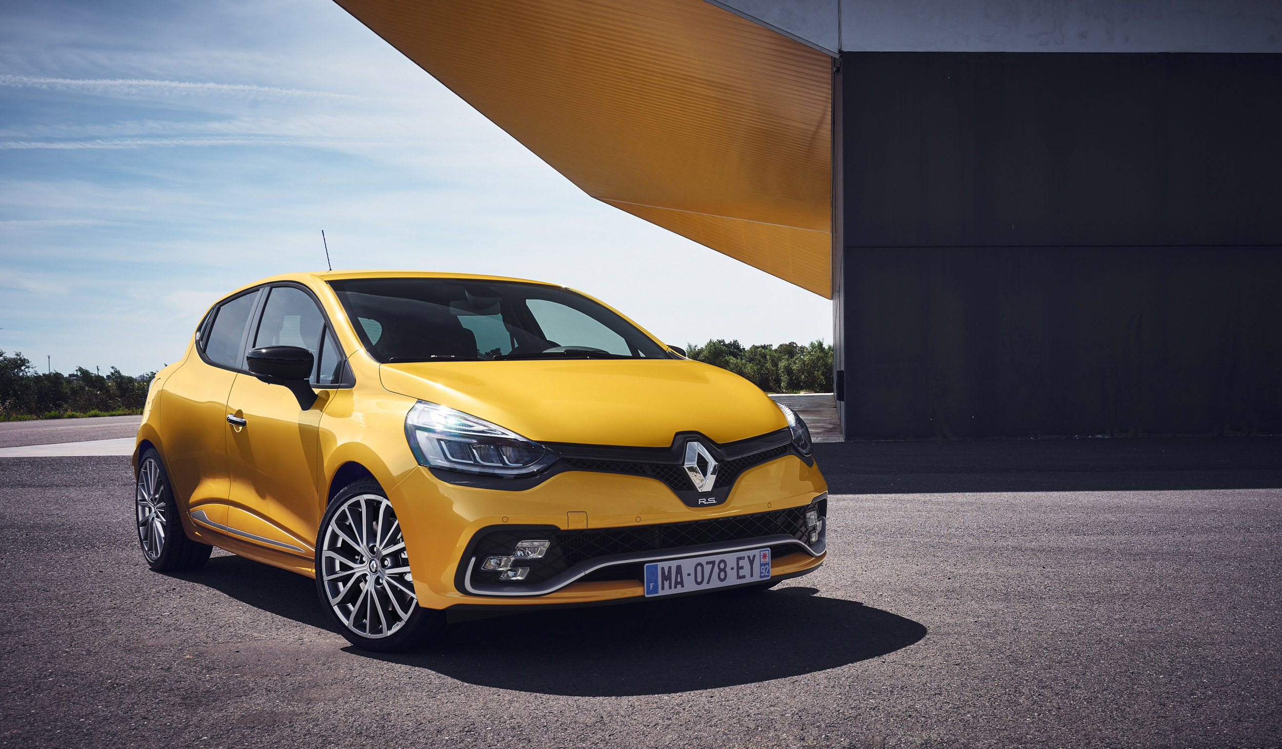 renault clio r s gets sport cup and trophy chassis akrapovic exhaust evo