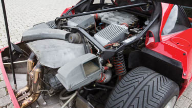 Ferrari F40 - Engine