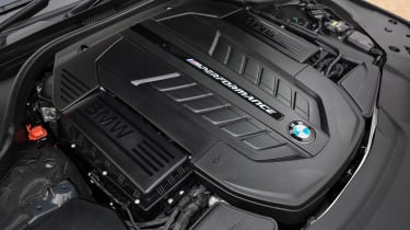 BMW M760Li – engine